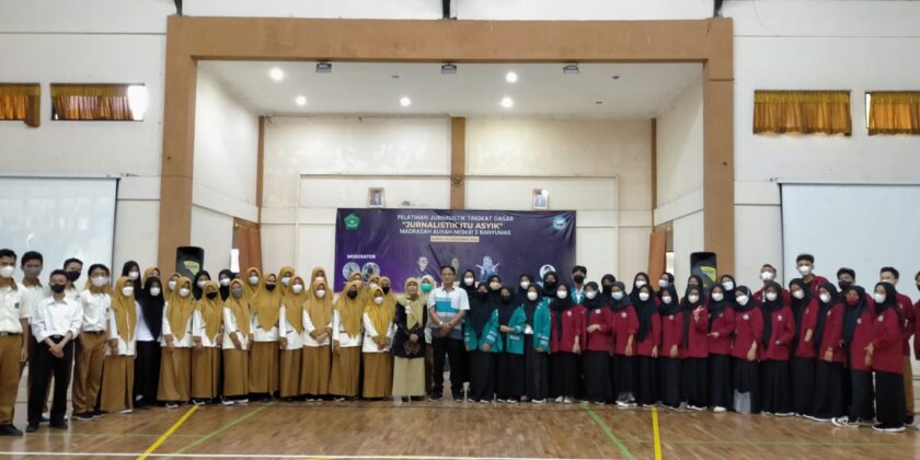 Pelatihan Jurnalistik Tingkat Dasar Mading Bunaken dan KIR MANDALA MAN 2 Banyumas