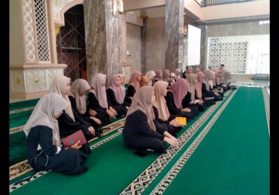 Kegiatan Rutin Santri program Tahfidz MAN 2 Banyumas sedang simakan Al Quran di Masjid Al Makmur