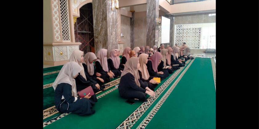 Kegiatan Rutin Santri program Tahfidz MAN 2 Banyumas sedang simakan Al Quran di Masjid Al Makmur