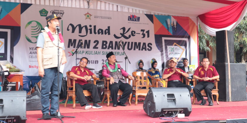 Kunjungan Bupati Banyumas dan Kakan. Kemenag. Kab Banyumas Ke Stand Robotic pada Acara Milad Ke-31 MAN 2 Banyumas