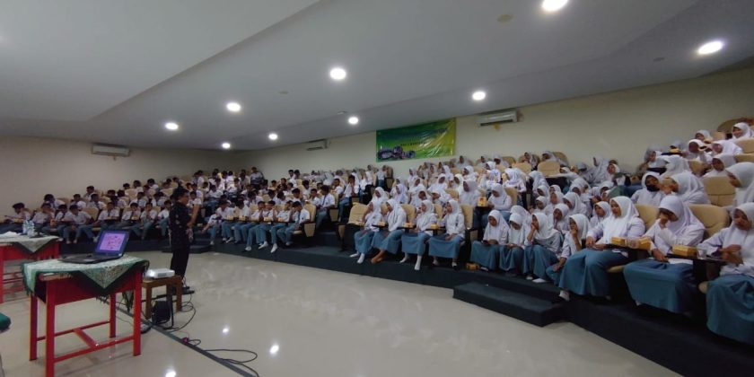 Pemaparan Kepala Disnaker pada Achievement Motivation Training (AMT) Sosialisasi Du-Di di MAN 2 Banyumas