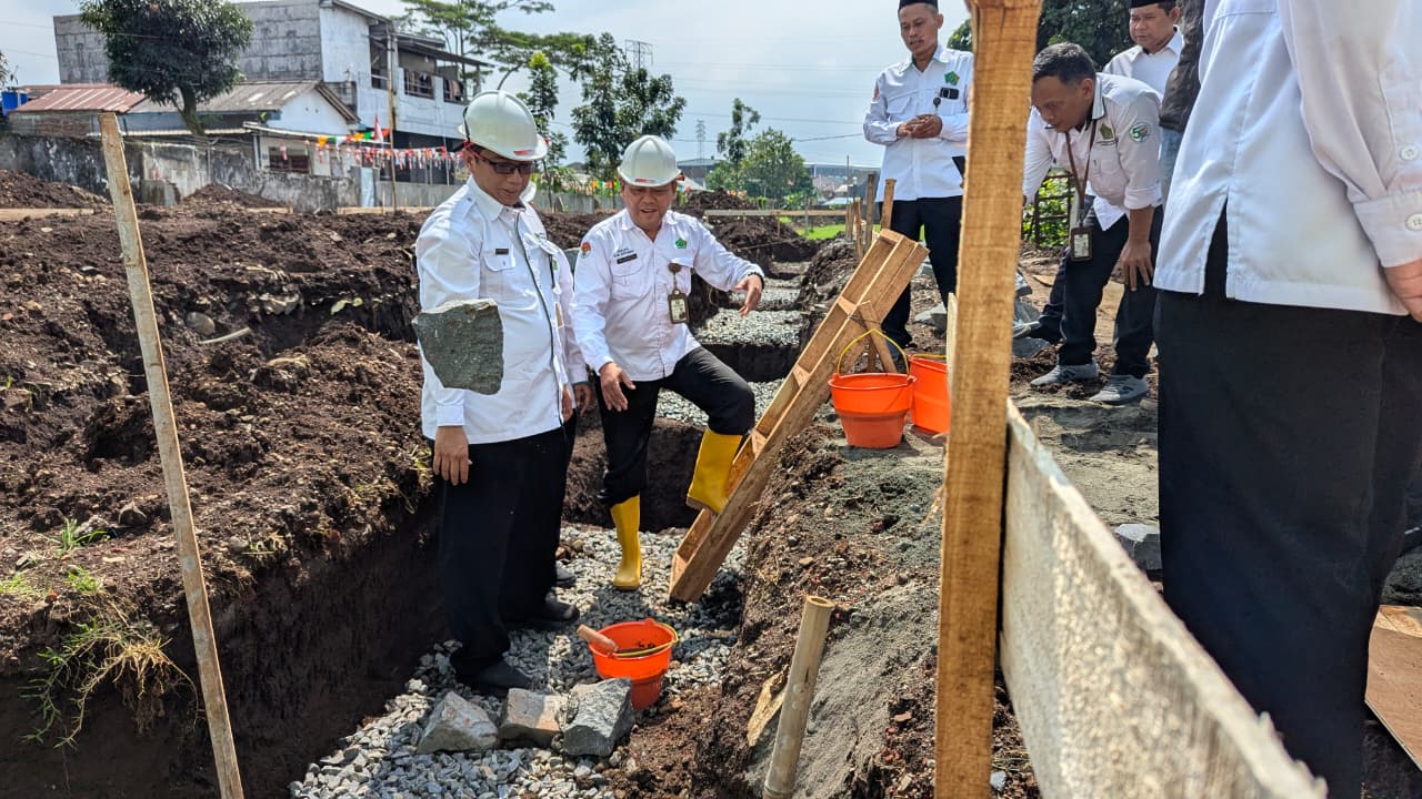 Ka.Kan Kemenag Kabupaten Banyumas Lakukan Peletakkan Batu Pertama Pembangunan RKB SBSN MAN 2 Banyumas