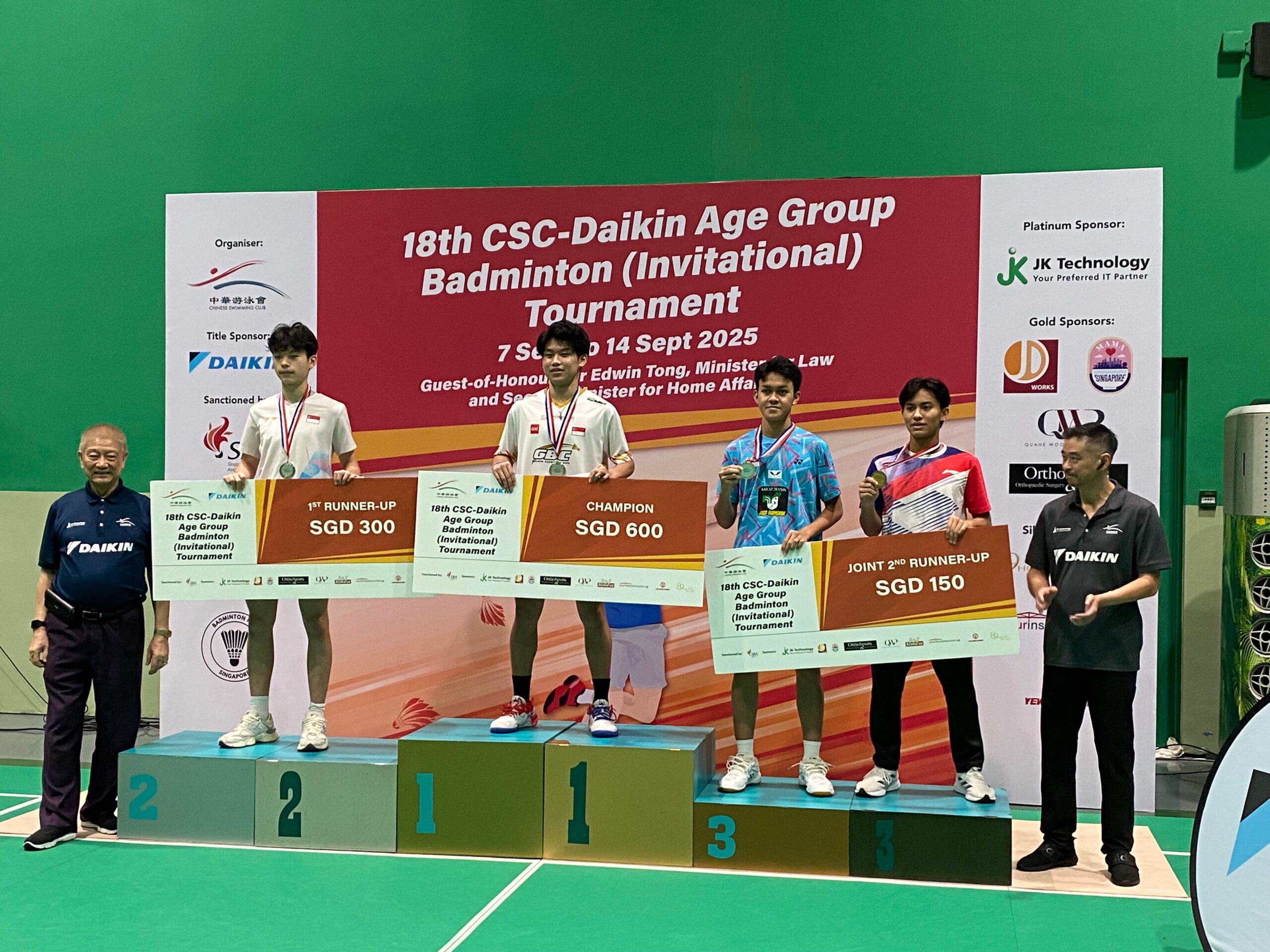 RAIH PRESTASI INTERNASIONAL, SISWA MAN 2 BANYUMAS SABET JUARA III BADMINTON SINGAPURA