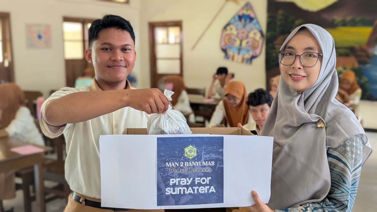 PEDULI BENCANA NASIONAL : Tangan Kasih MAN 2 Banyumas Sentuh Korban Banjir Sumatera