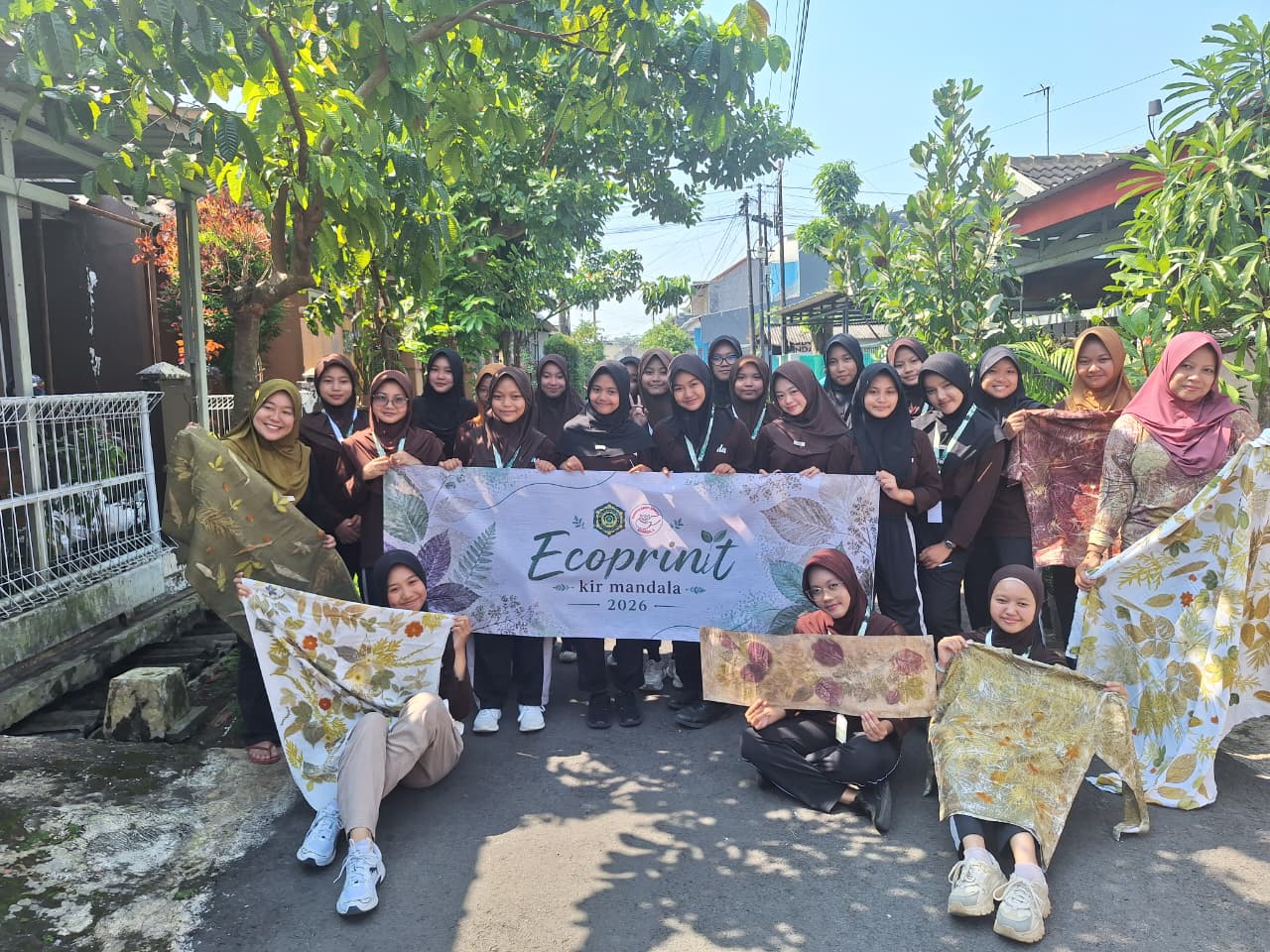 Jejak Alam di Atas Kain: Karya Ilmiah Terapan Siswa MAN 2 Banyumas Dukung SDGs melalui Ecoprint Eucalyptus