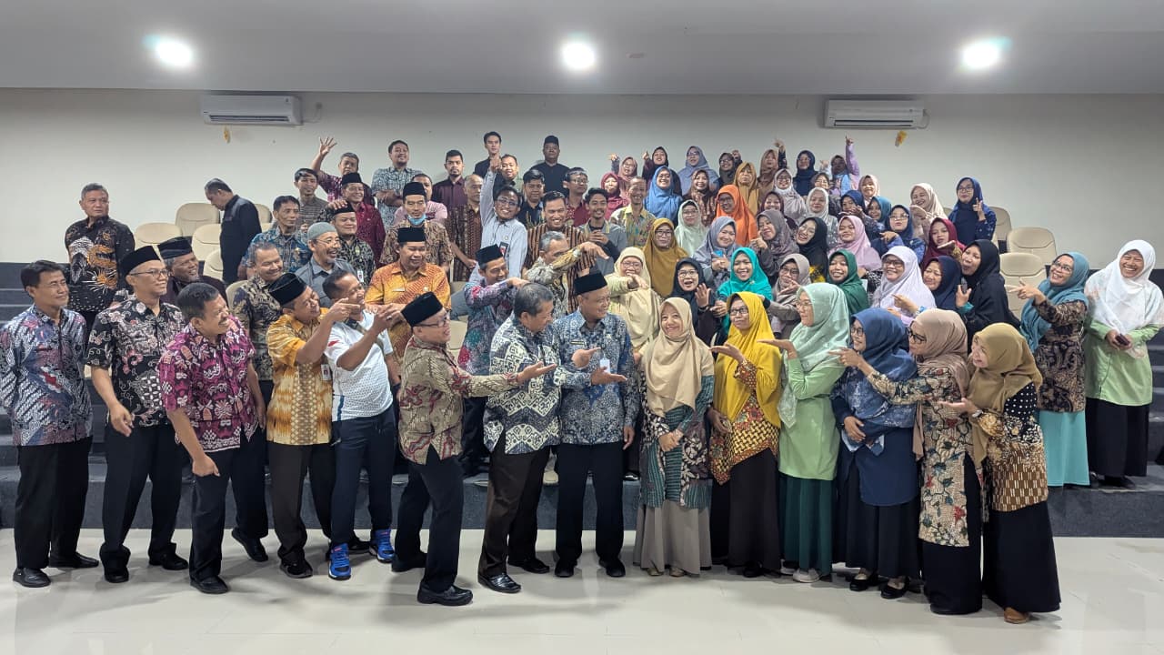 Purna Tugas Penuh Khidmat: MAN 2 Banyumas Lepas Dra. Umiati Setelah 31 Tahun 8 Bulan Mengabdi